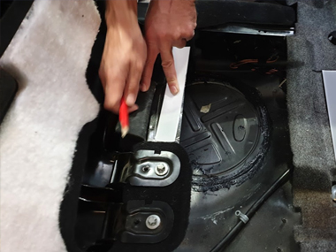 ITV Technician makes etching of stamped VIN number on Mercedes ML320 during import test ITV Technician etches stamped VIN number